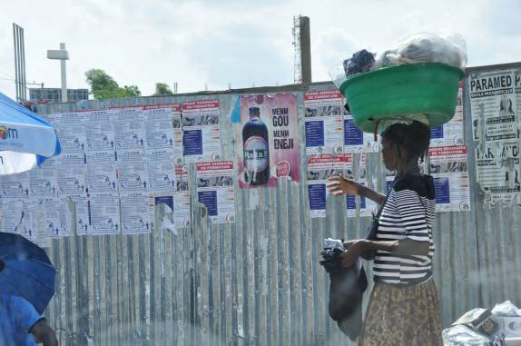 Nas ruas de Port-au-Prince, no Haiti, muito equilíbrio na cabeça